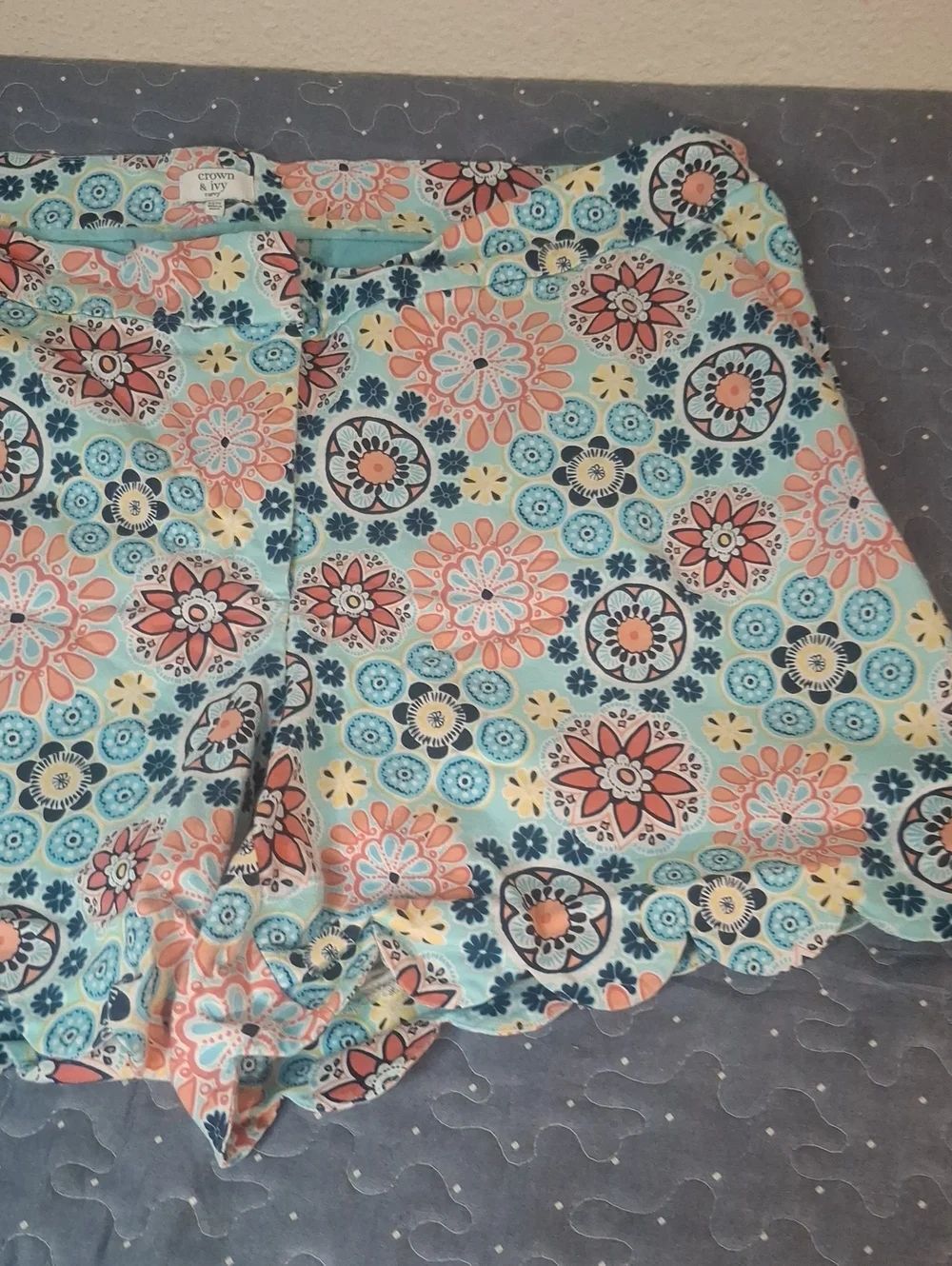 Crown & Ivy Scallop-Hem Floral Print Shorts in Aqua & Coral size 22W
